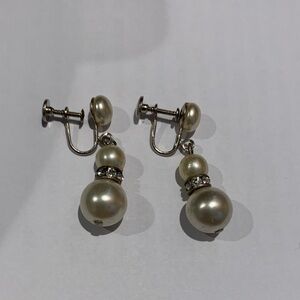Classic faux pearl and crystal 1.5” dangle screw back earrings in good condition